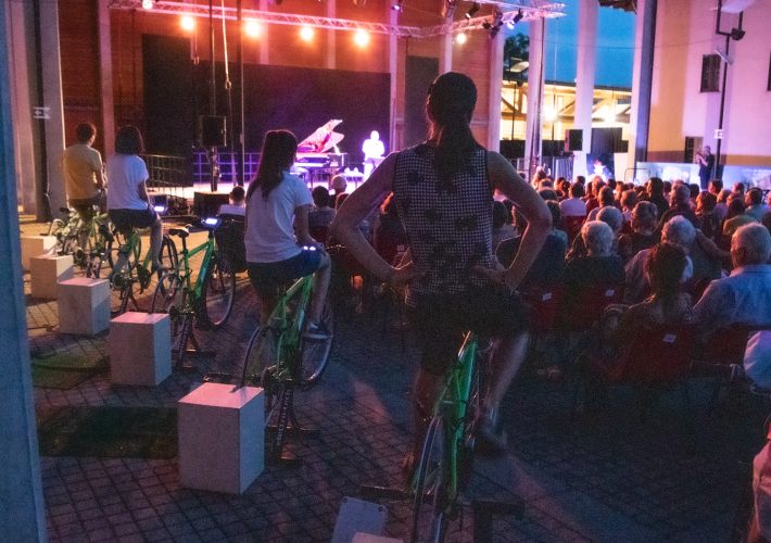 Quando il palcoscenico è illuminato dalle biciclette: torna il Teatro a Pedali Festival